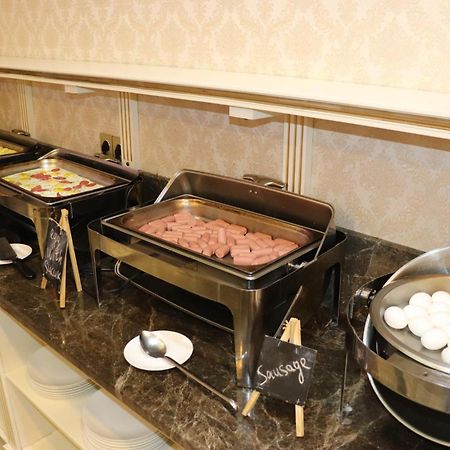 Premier Palace Баку Экстерьер фото A chafing dish with sausage