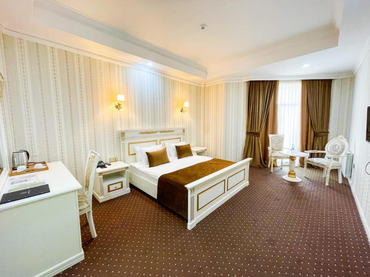 Premier Palace Баку Экстерьер фото A room at the hotel