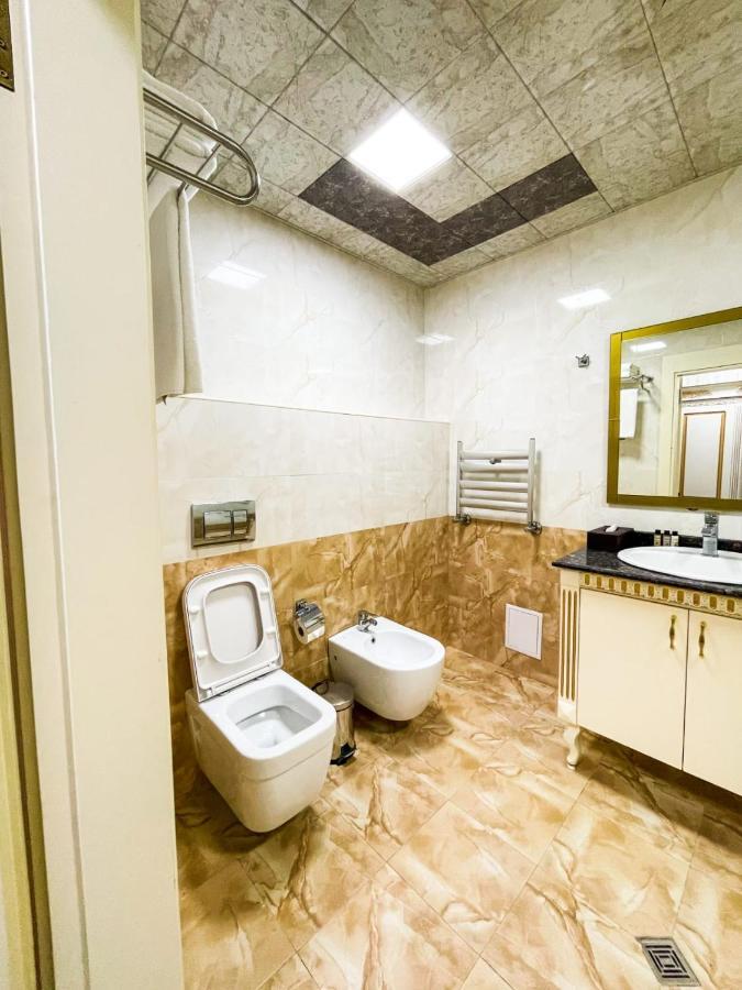 Premier Palace Баку Экстерьер фото Bathroom