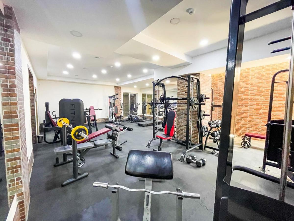 Premier Palace Баку Экстерьер фото The gym at the school