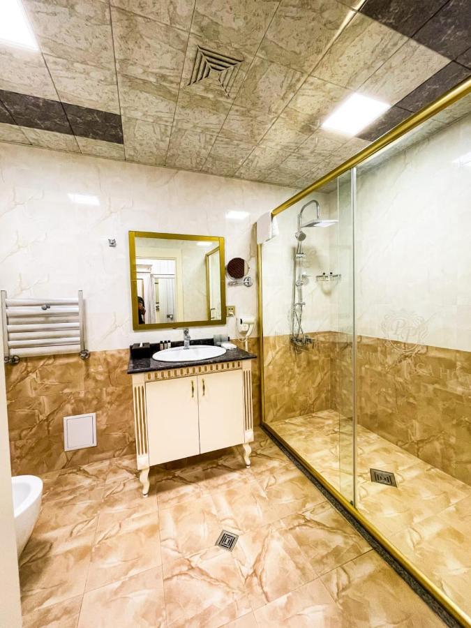Premier Palace Баку Экстерьер фото Bathroom