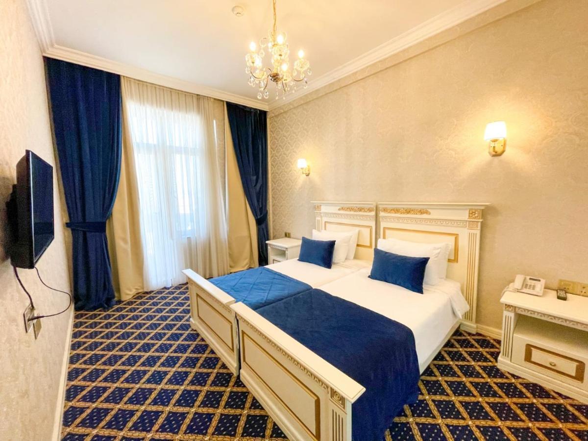 Premier Palace Баку Экстерьер фото A room at the hotel