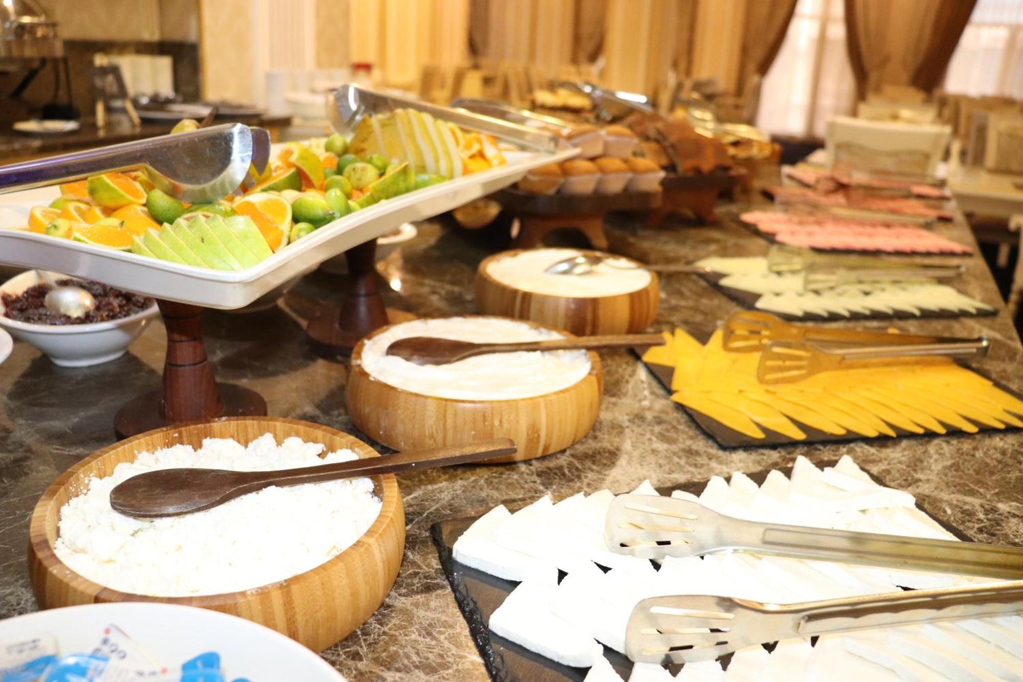 Premier Palace Баку Экстерьер фото A cheese platter