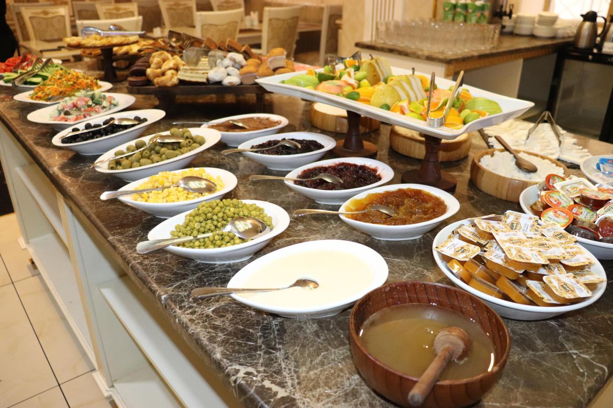 Premier Palace Баку Экстерьер фото A selection of Israeli salads