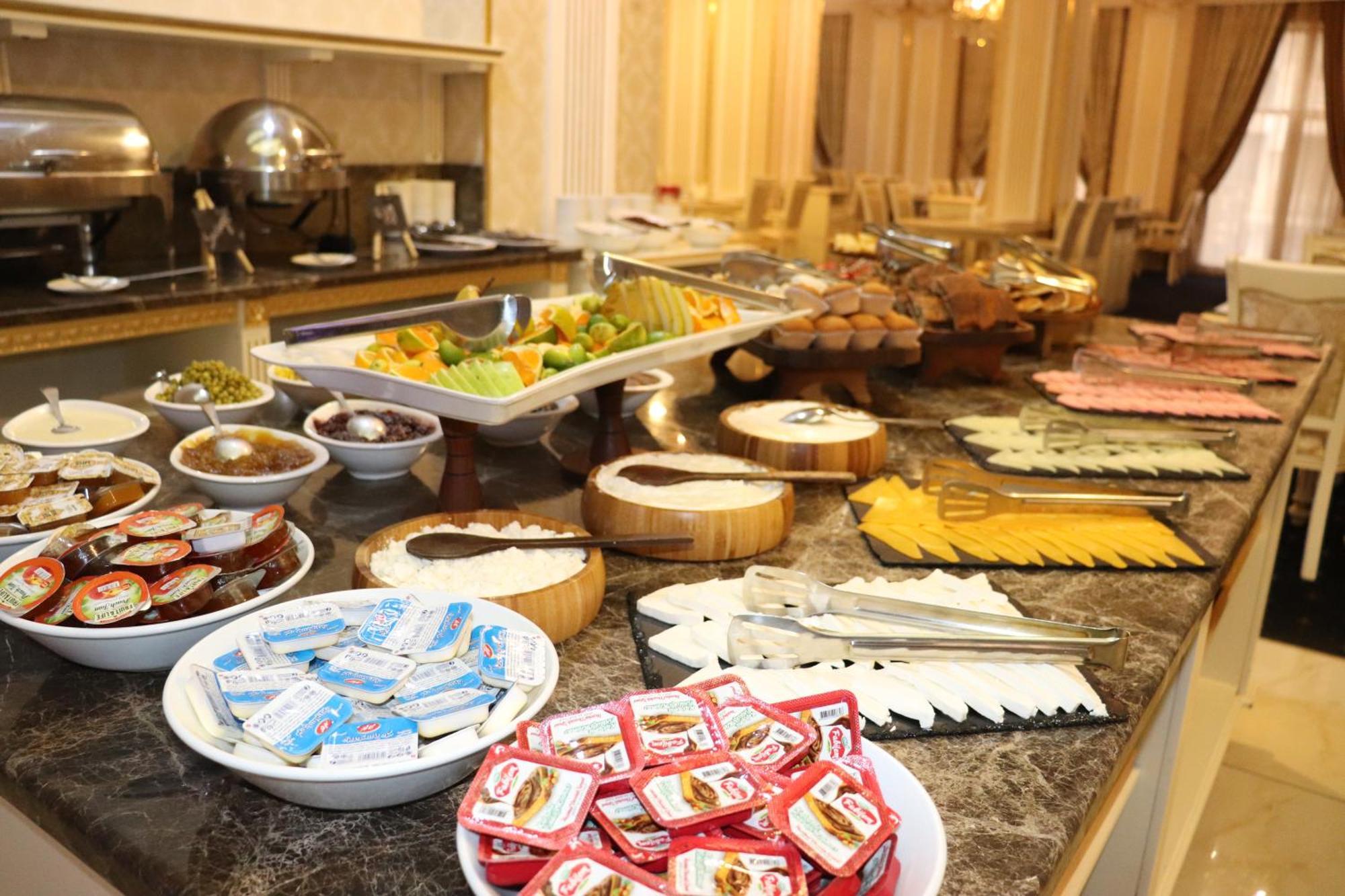 Premier Palace Баку Экстерьер фото A breakfast buffet
