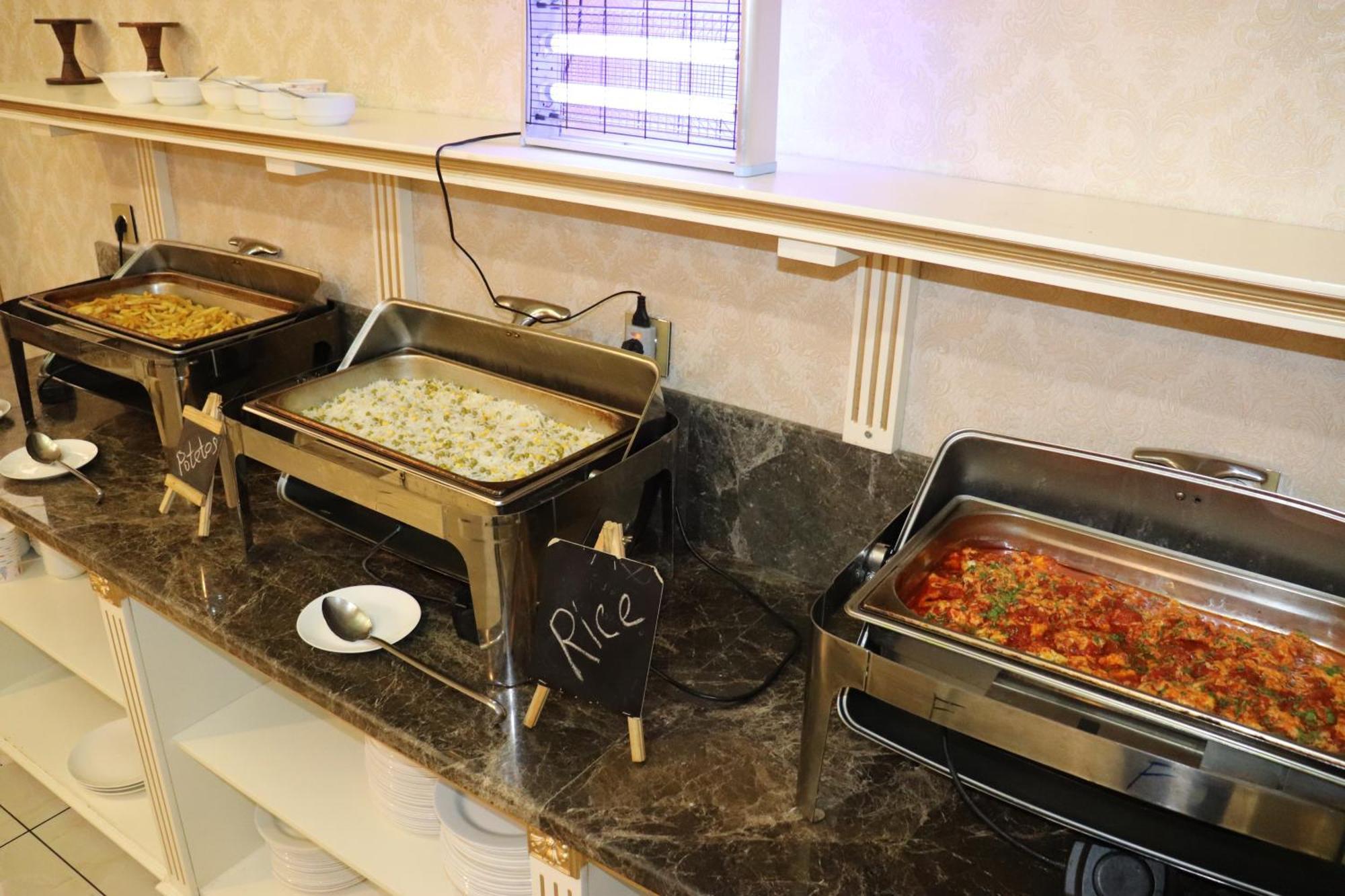 Premier Palace Баку Экстерьер фото A chafing dish with food
