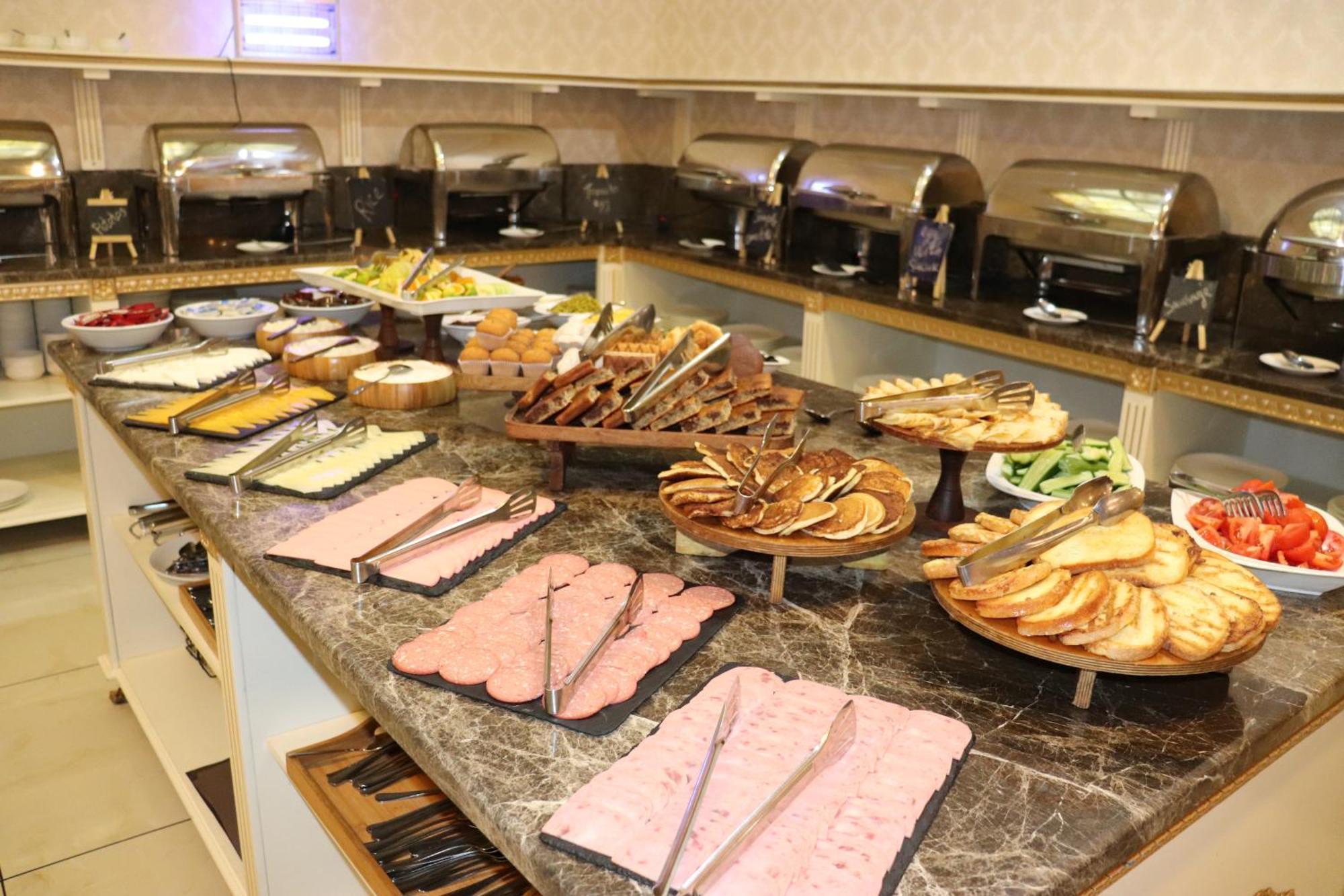 Premier Palace Баку Экстерьер фото A buffet at a hotel