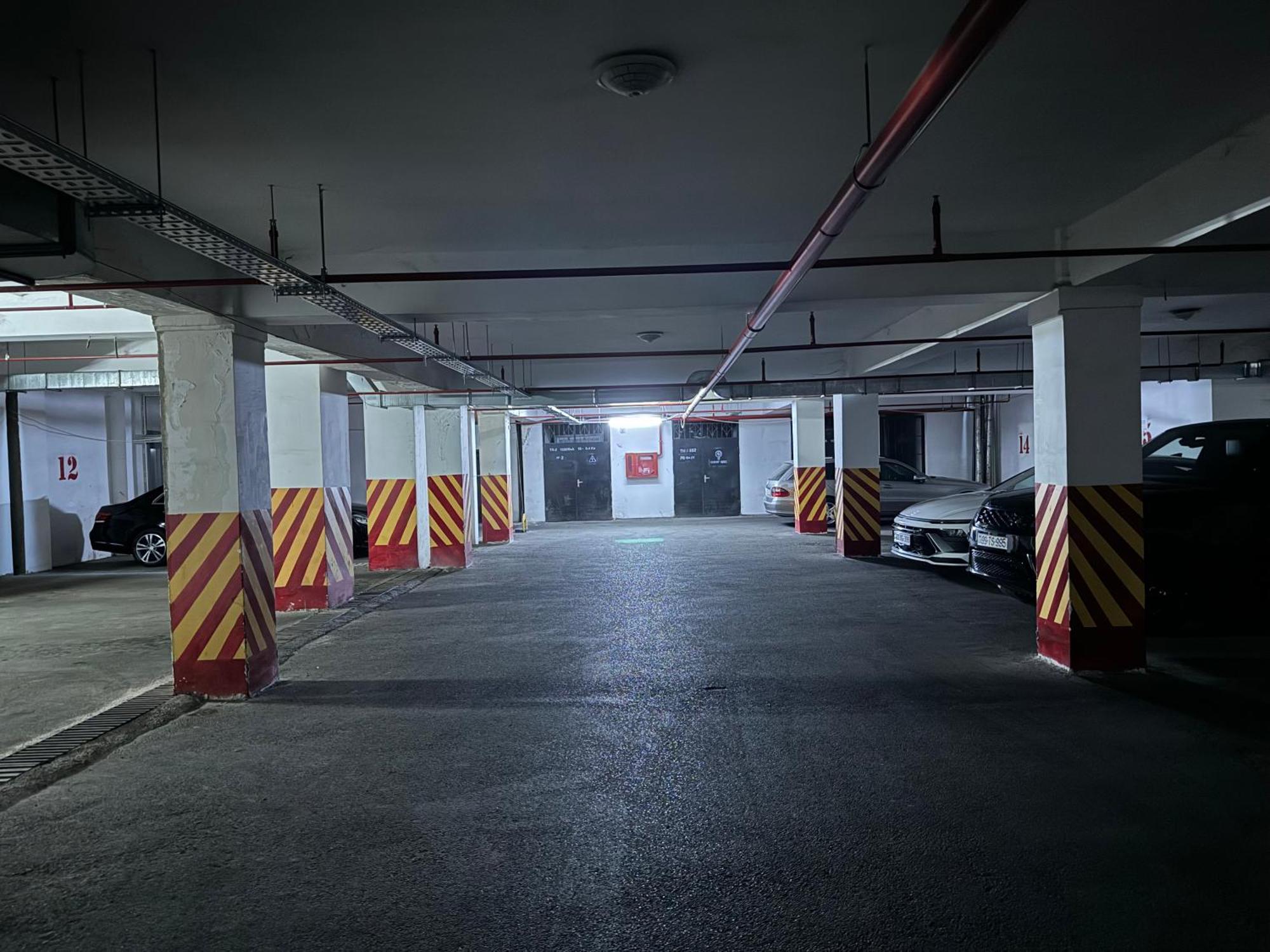 Premier Palace Баку Экстерьер фото The underground parking lot